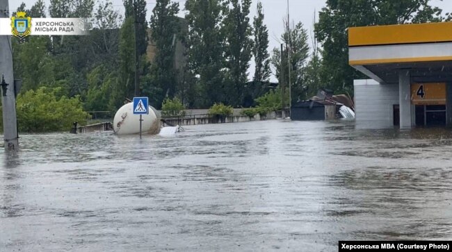 Повінь у мікрорайоні Корабел (Острів) у Херсоні через руйнацію греблі Каховської ГЕС. Україна, червень 2023 року