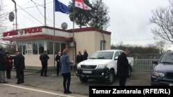 გალის შეხვედრის მონაწილენი ენგურის ხიდის პოლიციის საგუშაგოსთან.