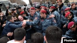 Полицейские освобождают от митингующих улицу в Ереване, 14 марта 2019 г.