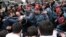 Полицейские удаляют протестующих с проезжей части улицы, Ереван, 14 марта 2019 г.