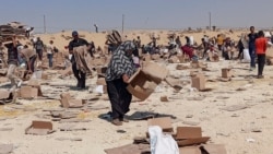 Palestinienii adunați pentru a colecta ce a mai rămas din ajutoarele de la centrul de distribuție al Fundației Umanitare Gaza, susținută de SUA, în Rafah, în sudul Fâșiei Gaza, 5 iunie 2025. 