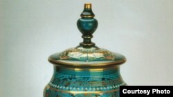 До 1917 года Гусевский хрустальный завод изготавливал малыми сериями уникальные вещи: в их числе — созданный в конце XIX столетия прибор из десяти предметов для крюшона