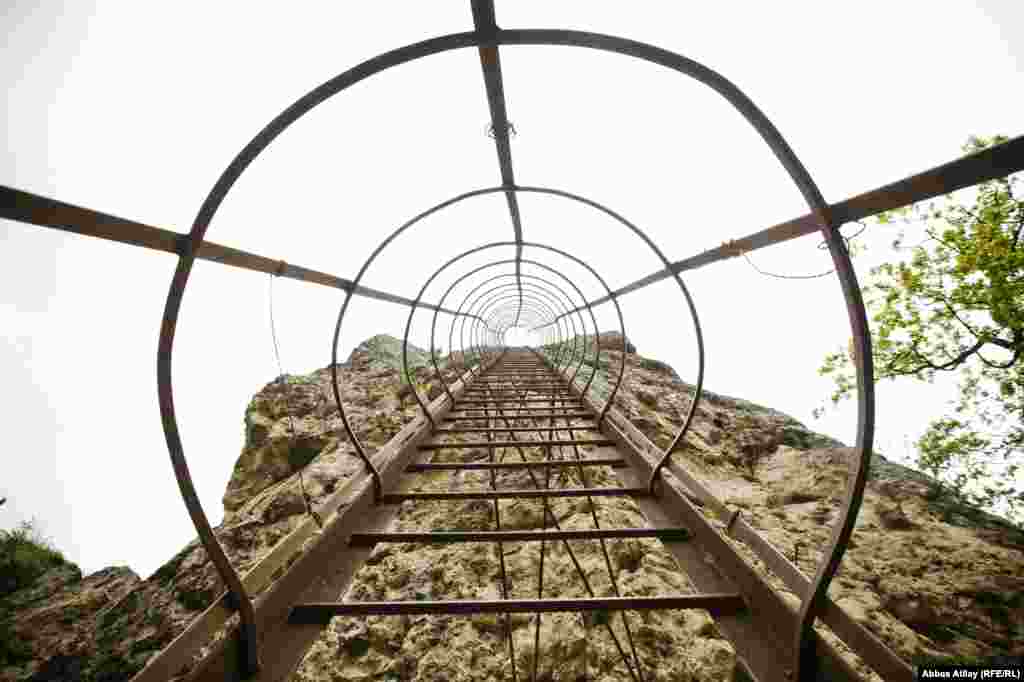 Rahib Maksim 40 metrlik qayanı bu pilləkənlərlə qalxıb enir.