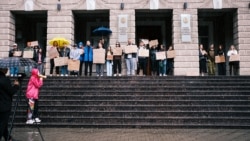 Protest în fața ministerului de Interne contra femicidului. În 2024, noțiunea a fost introdusă în legislația națională.