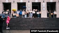 Protest în fața ministerului de Interne contra femicidului. În 2024, noțiunea a fost introdusă în legislația națională.