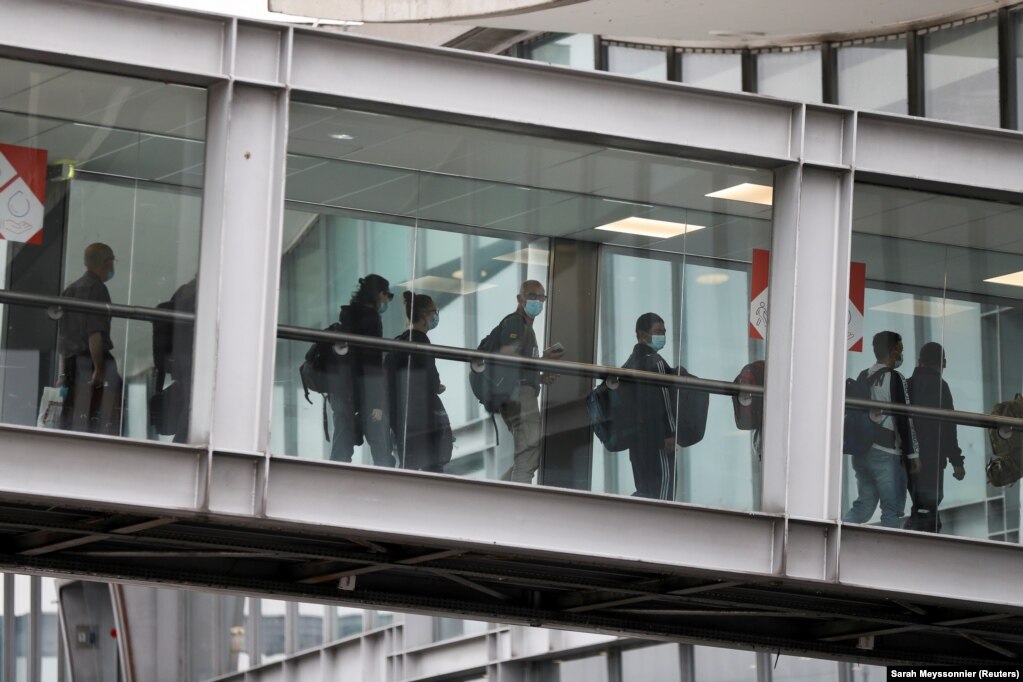 Personat e evakuuar nga Afganistani më 17 gusht arritën në Aeroportin Charles de Gaulle të Parisit.