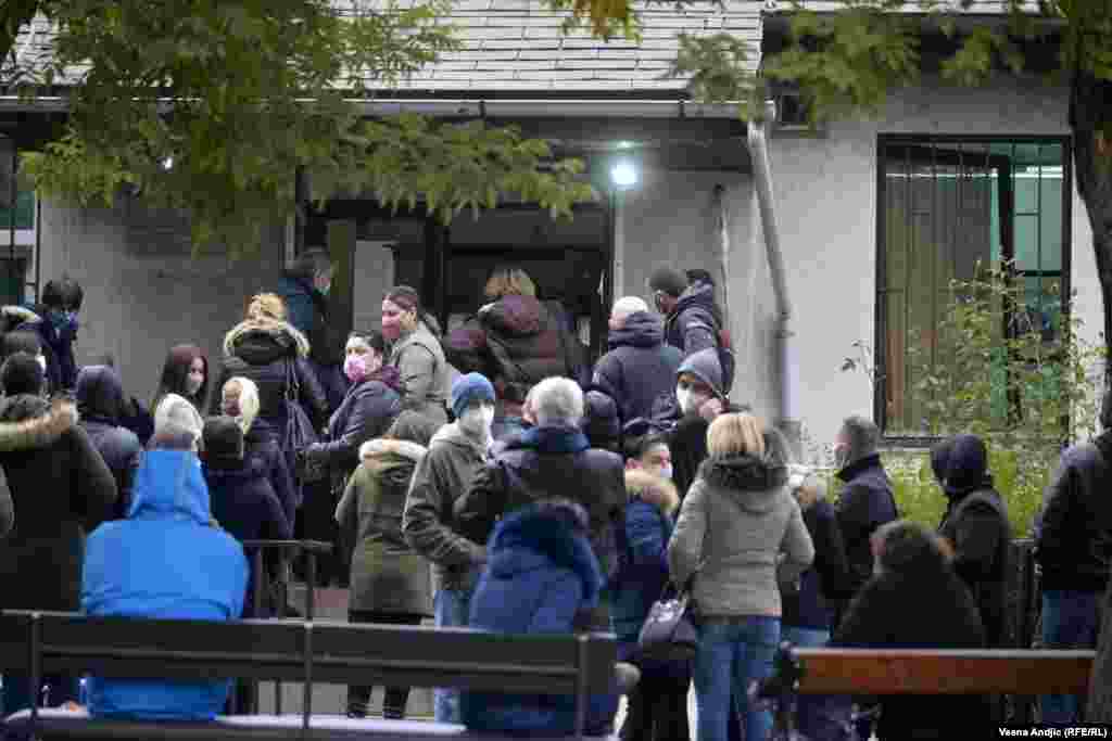 Red ispred COVID ambulante u beogardskom naselju Zemun, u četvrtak 12. novembra.