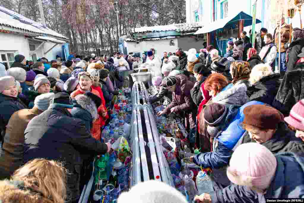 Ош шаарындагы православдардын жалгыз Архангел Михаил чиркөөсүнө чокунууга чогулгандардын саны 300гө чукулдады.