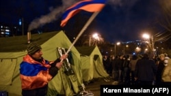 Ermənistan müxalifəti parlamentin qarşısında çadırlar quraraq orada gecələyib. 25 fevral 2021