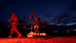 Военнослужащий 422-го отдельного полка беспилотных систем Сухопутных войск ВСУ на полигоне, рядом с ним – ударный дрон. Запорожская область, 23 марта 2026 года 