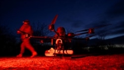 Військовий ЗСУ на полігоні поруч із важким ударним дроном. Запорізька область, березня 2026 року