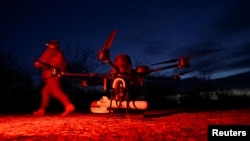 Військовий 422-го окремого полку безпілотних систем Сухопутних військ ЗСУ на полігоні біля тяжкого ударного дрона. Запорізька область, 23 березня 2026 року