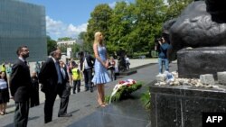Дочь президента США Иванка Трамп и главный раввин Польши Михаэль Шудрич возлагают венок к памятнику героям Варшавского гетто