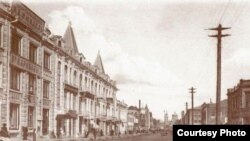 Уфаның Александровская урамы (1917) Милләт Мәҗлесе карамагына Уфаның Александровская һәм Малая Казанская урамнары чатында урнашкан, көньяк-көнбатышка карап торган өч катлы бина бирелә
