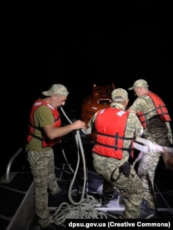 Морські прикордонники врятували моряка, громадянина Філіппін, який дрейфував у морі після удару по судну VENTURO біля Одеської області, 19 липня 2026 року