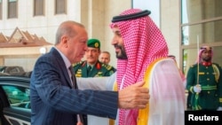 Səudiyyə Ərəbistanının vəliəhd şahzadəsi Məhəmməd bin Salman Türkiyə prezidenti Rəcəb Tayyib Ərdoğanı qəbul edir