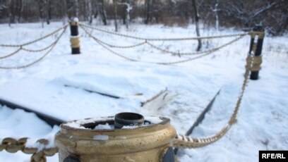 Әйнектің артындағы сексуалды бөлшектер Жатақханадағы орыс студенттерінің порно видеолары