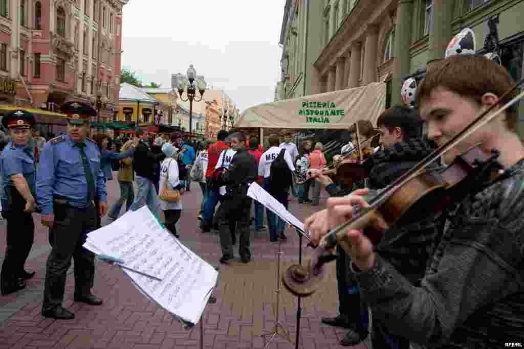 13 человек были задержаны милицией
