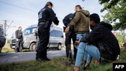 Njemački policajci provjeravaju migrante u blizini Forsta, istočna Njemačka 11. 11. 2023., tokom patrole u blizini granice s Poljskom (Ilustracija)