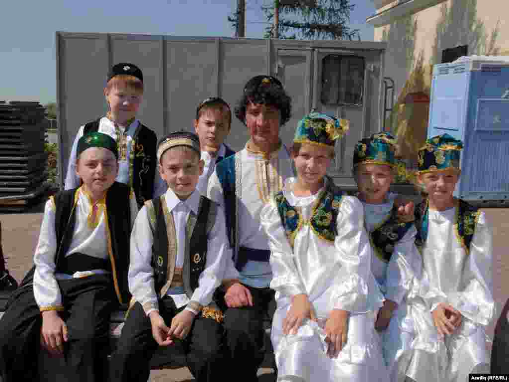 "Өмет" балалары Руслан абыйлары белән