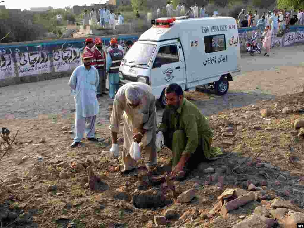 Pakistan - Još jedna bomba - Pakistanska policija istražuje mjesto eksplodirane bombe čiji je mehanizam pokrenut daljinskim upravljačem. Eksplozija se dogodila u Peshavaru. 