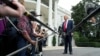 Президент США Дональд Трамп спілкується із пресою перед Білим домом в останній день до оголошення шатдауну. Вашингтон. 30 вересня 2025 року