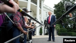Президент США Дональд Трамп спілкується із пресою перед Білим домом в останній день до оголошення шатдауну. Вашингтон. 30 вересня 2025 року