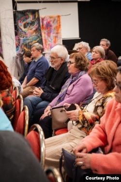 Вечер Виктора Ерофеева в Пражском книжном клубе. Слушатели в галерее "Беседер". 3 декабря 2025. Фото: Злата Онищенко.