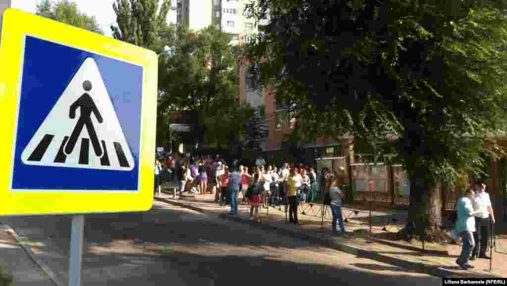 Tinerii pot opta pentru o bursă de liceu, colegiu sau universitate.