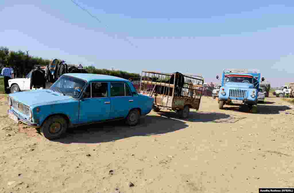 Böyük yük maşınları baha olduğundan heyvan daşımaq üçün minik avtomobillərində kiçik qoşmalardan istifadə edirlər. 