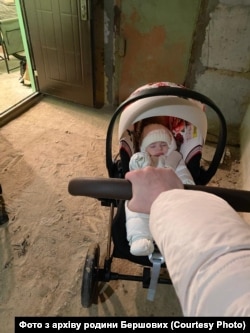 Замість прогулянок – підвал. Мирославі – три місяці. Фото з архіву родини Бершових