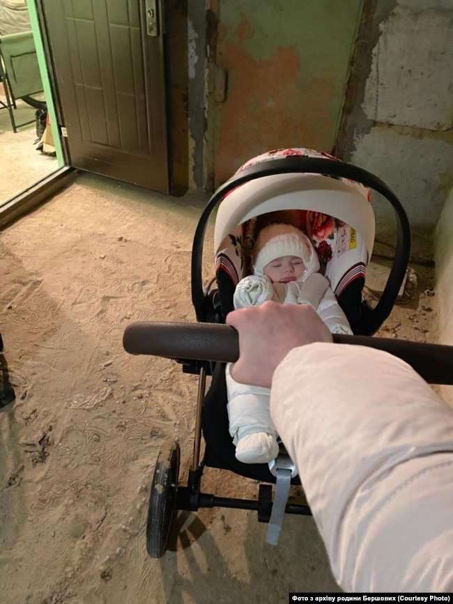 Замість прогулянок – підвал. Мирославі – три місяці. Фото з архіву родини Бершових