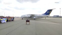 Azat edilen ukrain tussaglaryny aeroportda prezident garşy aldy