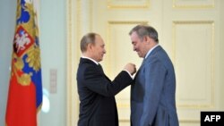 Президент Владимир Путин вручает орден Валерию Гергиеву