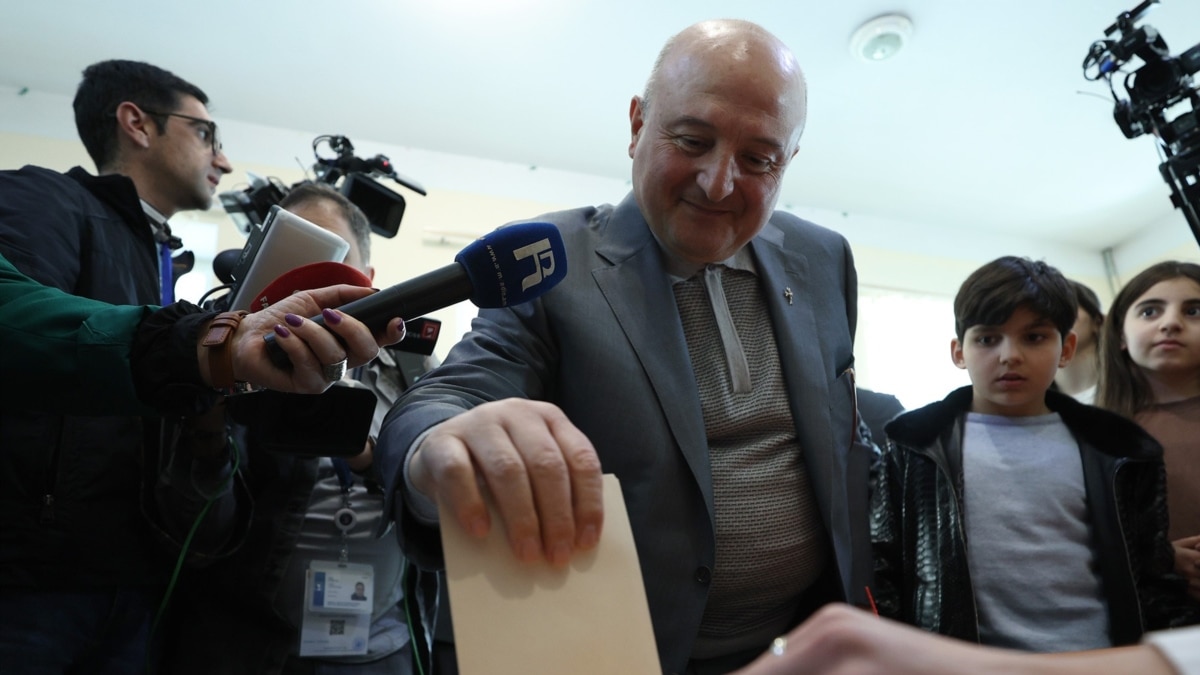 სომხეთის მეორე ქალაქ გიუმრის ოპოზიციონერი მერი ეყოლება „კომუნისტური პარტიიდან“