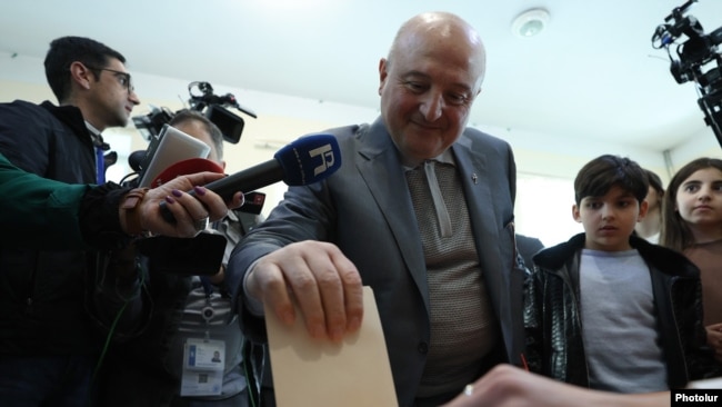 Armenia - Opposition mayoral candidate Vartan Ghukasian casts a ballot at a polling station in Gyumri, March 30, 2025.