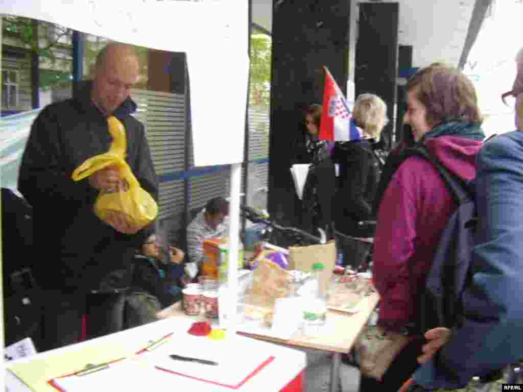 Prolaznici donose donacije - FOTO: Enis Zebić