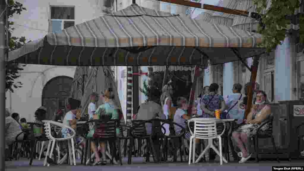 В кафе &laquo;Мирбургер&raquo;, которое занимает помещение бывшего &laquo;Макдональдса&raquo; на площади Лазарева, столики стоят близко и заняты почти все места