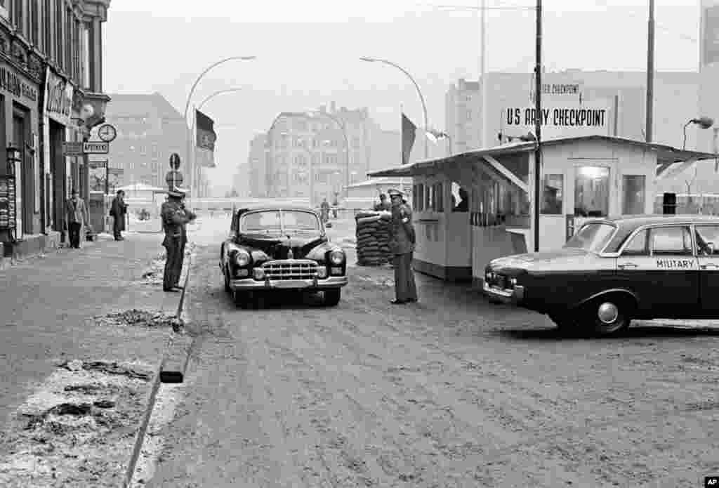 divided-berlin-then-and-now-photos-show-where-the-wall-stood