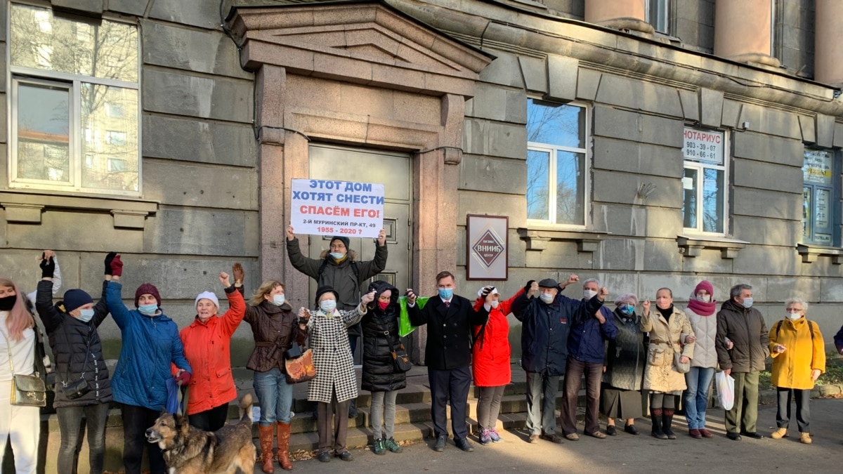 В Петербурге жители на сходе потребовали не сносить здание ВНИИБ