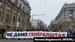 'Živi zid' studenata i građana protiv rušenja Generalštaba u Beogradu