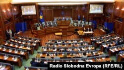 Lideri opozicionih stranaka na Kosovu sastali su se sa premijerom Kosova nakon izlaska pripadnika srpske zajednice iz kosovskih institucija na severu, te političkih predstavika iz Skupštine i Vlade (na fotografiji sednica Skupštine Kosova)