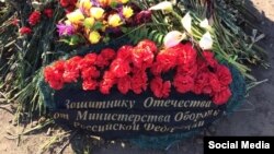 Вінок від Міноборони Росії на одній із виявлених могил (фото Руслана Левієва)