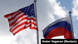Flamuri i Shteteve të Bashkuara dhe ai i Rusisë. 