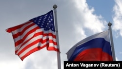Государственные флаги России и США возле завода во Всеволожске Ленинградской области, 27 марта 2019 года.