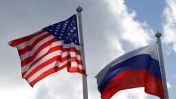 Flamuri i SHBA-së dhe i Rusisë. Fotografi nga arkivi.
