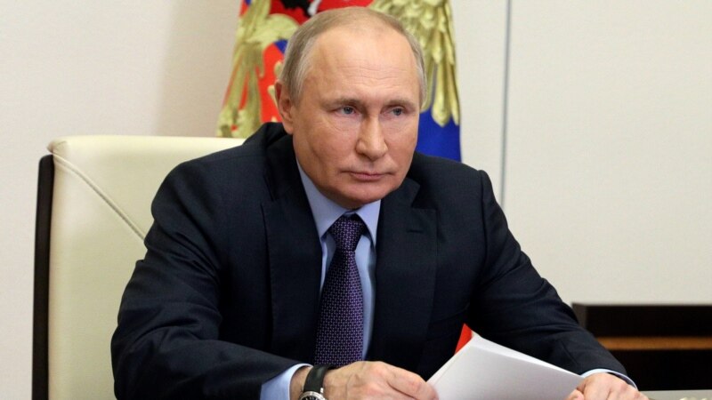 Путин разрешил крымчанам с украинским гражданством устраиваться на госслужбу
