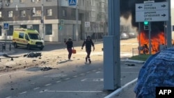 Гэты відэафрагмэнт, узяты з матэрыялаў, апублікаваных 14 жніўня 2025 году ў афіцыйным Telegram-акаўнце губэрнатара Белгародзкай вобласьці Вячаслава Гладкова, дэманструе наступствы меркаванага ўкраінскага ўдару ў Белгарадзе