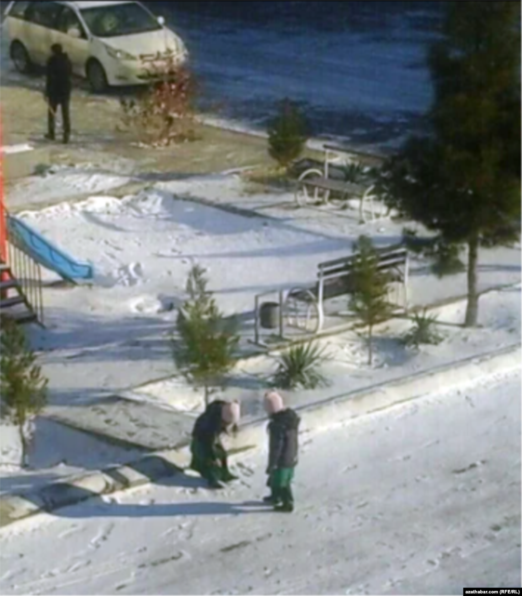 Açyk howada gezelenç edýän gyzlar. Aşgabat. Ýanwar, 2021.&nbsp;