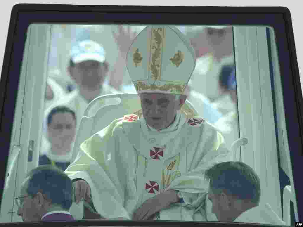 Papa pristiže na Hipodrom na kojem drži misu, 5. lipanj 2011. AFP / VINCENZO PINTO 